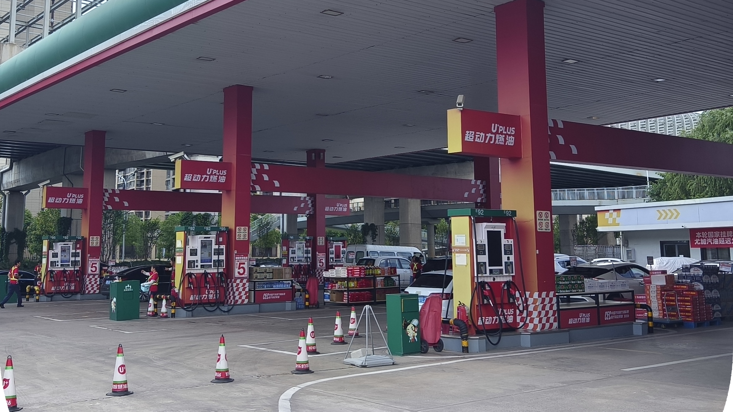 武漢某加油站油罐機(jī)械清洗項(xiàng)目，保障運(yùn)營不間斷